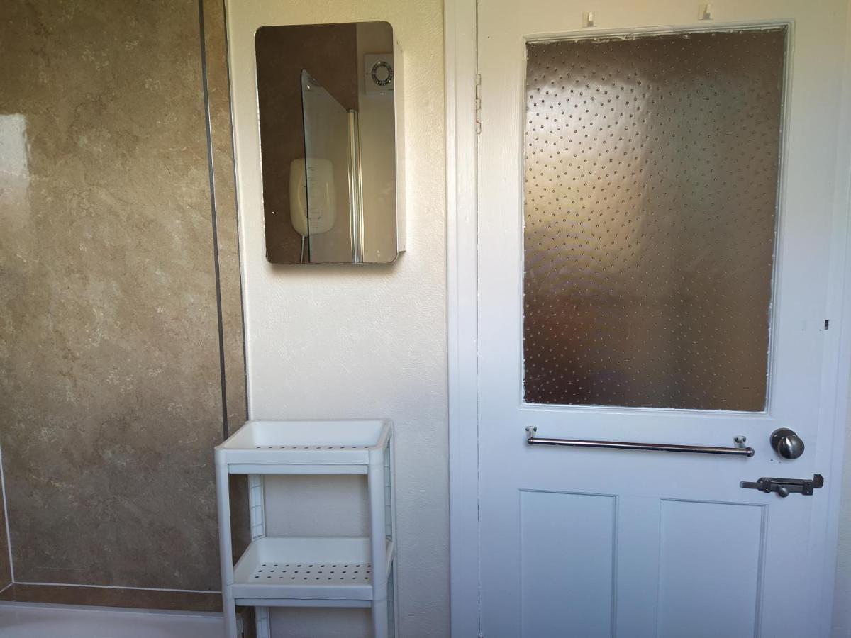 Self Catering 2 Bedroom Flat, Frequent Buses, 1-Minute Walk To Bus Stop, 20 Minutes To City Center Edinburgh Exterior foto