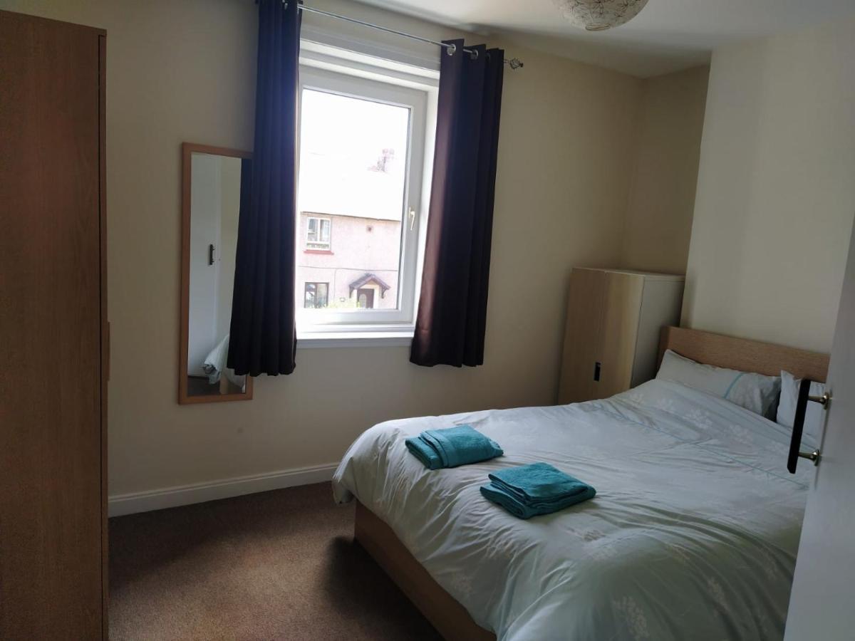 Self Catering 2 Bedroom Flat, Frequent Buses, 1-Minute Walk To Bus Stop, 20 Minutes To City Center Edinburgh Exterior foto