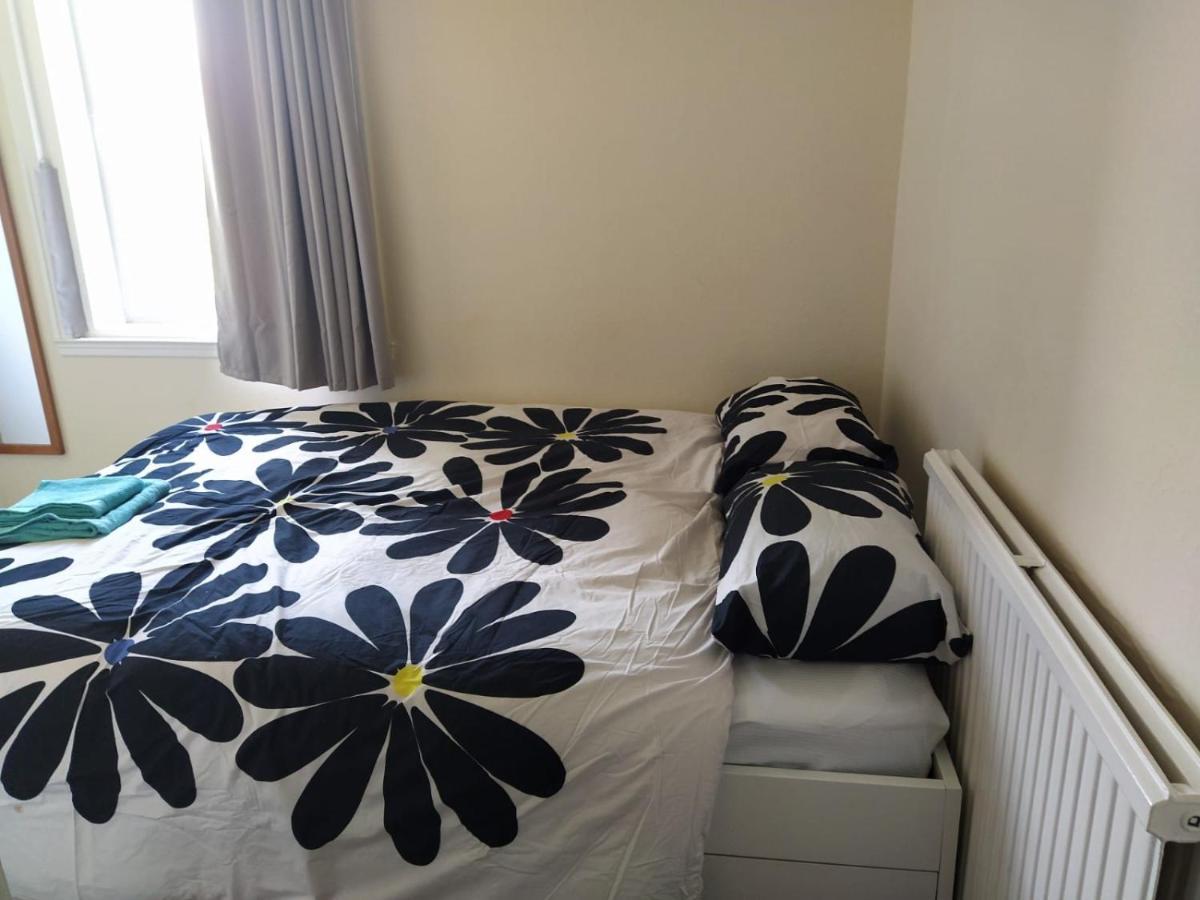 Self Catering 2 Bedroom Flat, Frequent Buses, 1-Minute Walk To Bus Stop, 20 Minutes To City Center Edinburgh Exterior foto